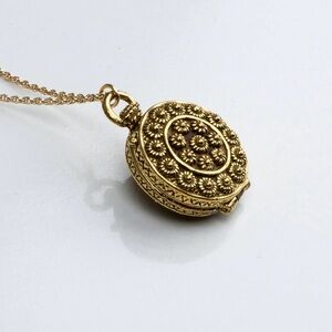 GOLDETTE Signed Vintage Raised Flower Gold-tone Locket Necklace